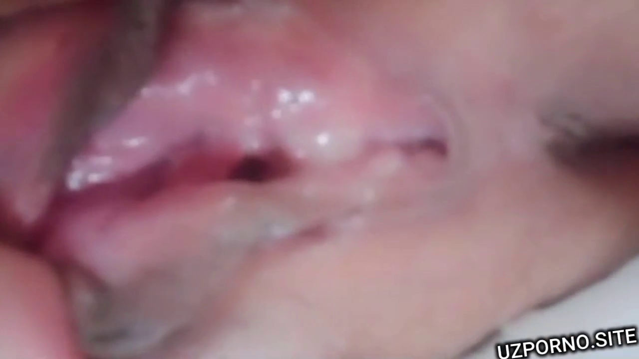 Девушка трахает себя вибратором крупным планом