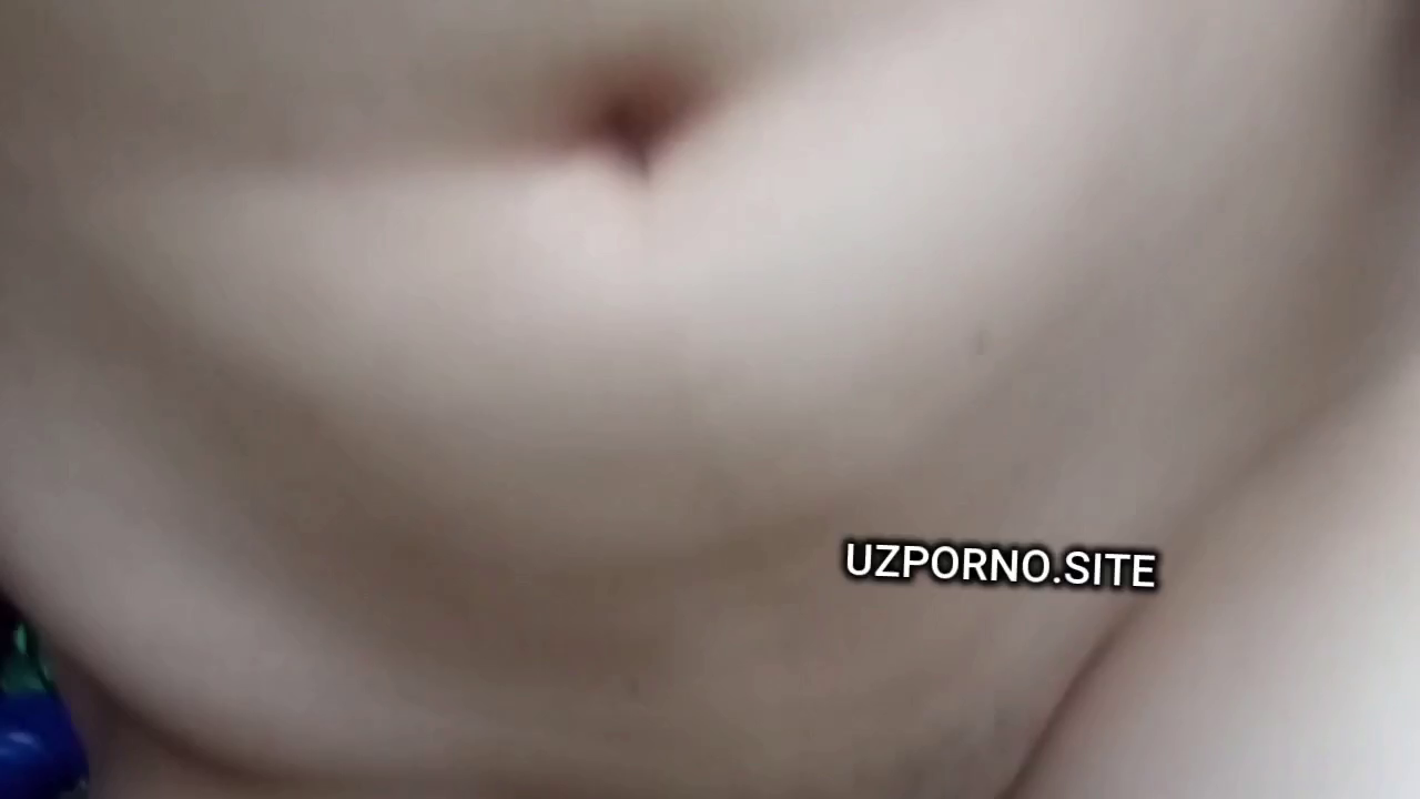 Молодая узбечка крупным планом показывает свое тело